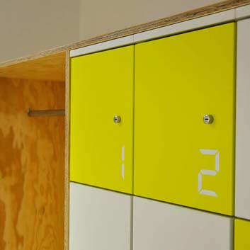 Büromöbel, Schließfach mit Zahlen und Schlössern, aus lackiertem Sperrholz, gelbe und weiße Tafeln.