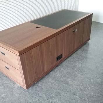 Maßgeschneidertes Sideboard, Holz furniert mit partieller schwarzer Intarsie, mit in die Form eingearbeiteter Steckdose.