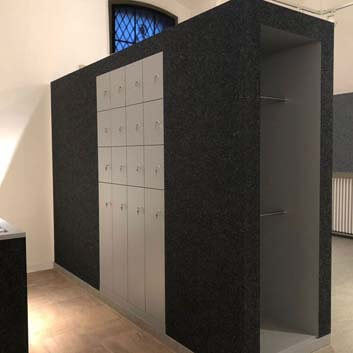 Museumsschränke, abschließbar mit Schlüssel, eingebaut in einen filzbespannten Kleiderschrank