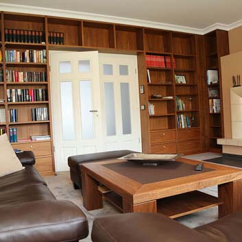 Bücherregal aus Holz